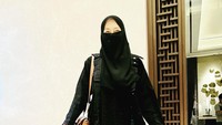 Tapi celana jeans yang digunakannya mendapatkan sorotan. Foto: instagram Ratu Rizky Nabila