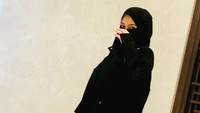 Netizen menilai jika sudah bercadar sebaiknya tidak menggunakan celana jeans. Foto: instagram Ratu Rizky Nabila