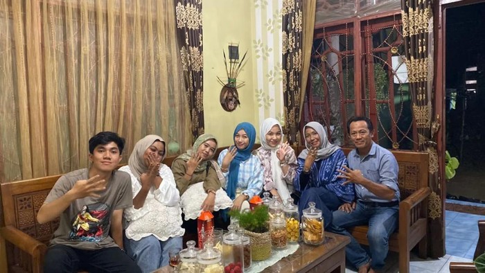 Momen terakhir Redho bersama guru pramukanya, Suwartono, di Pangkalpinang.