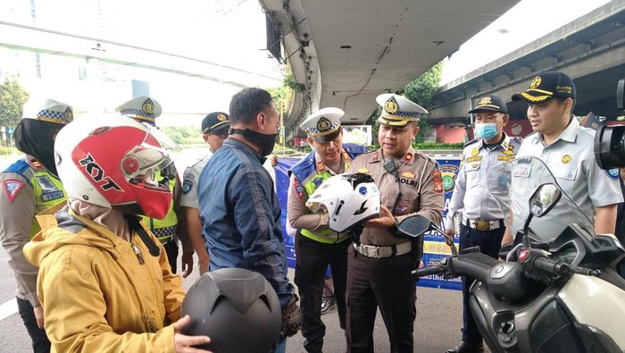 Satlantas Polres Metro Jakarta Barat memberikan hadiah helm gratis kepada sejumlah pengendara yang patuh dan tertib berlalu lintas (dok istimewa)