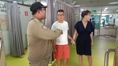Satpol PP Badung mengamankan WN Kazakhstan bernama Aliya Kazaliyeva lantaran linglung dan diduga depresi di Jalan Raya Uluwatu, Jimbaran, Badung, Bali, Sabtu (22/7/2023).