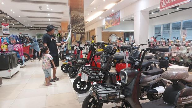 Sepeda listrik di Transmart Full Day sale laris manis