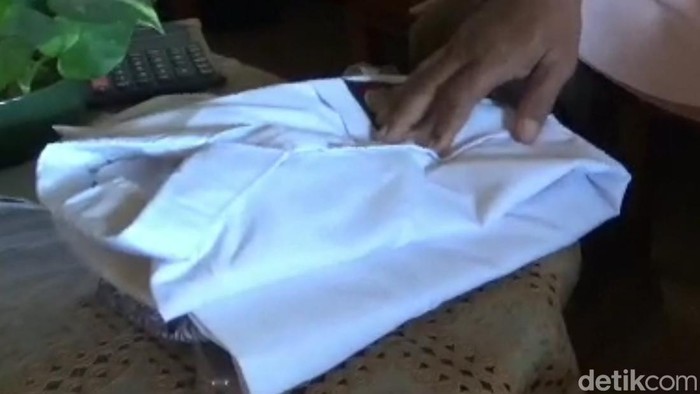 Seragam sekolah SMA yang dikerjakan penjahit Tulungagung.