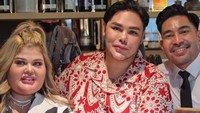 Shindy Samuel berteman akrab dengan desainer dan selebriti lain. Keakrabannya dengan Ivan Gunawan dan Robby Purba terlihat saat makan bersama. Foto: Instagram/rendyshindy_samuel