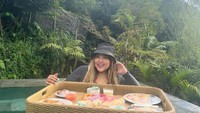 Berlibur ke villa menjadi momen menyenangkan baginya. Sambil menikmati floating breakfast, Shindy Samuel dimanjakan dengan pemandangan indah. Foto: Instagram/rendyshindy_samuel