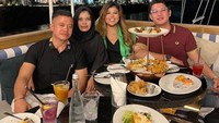 Tempat makan yang keren dengan hidangan yang enak seringkali disambangi. Mengajak teman dekat dan suaminya, Shindy Samuel menyantap makan malam di atas kapal phinisi. Foto: Instagram/rendyshindy_samuel