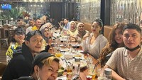 Meeting bersama timnya selalu dilakukan sambil makan bersama. Meja makan di restoran ini sengaja dipenuhi oleh makanan enak. Foto: Instagram/rendyshindy_samuel