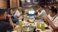 Santai dengan tim dan sahabatnya juga dilakukan sambil makan malam. Tampak ada Caren Delano dan beberapa tim Glam Shine yang hadir dalam jamuan makan. Foto: Instagram/rendyshindy_samuel