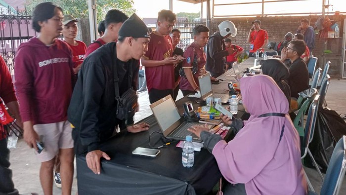 Situasi penukaran tiket jelang duel PSM Makassar Vs Persib Bandung di Stadion Gelora BJ Habibie, Parepare.