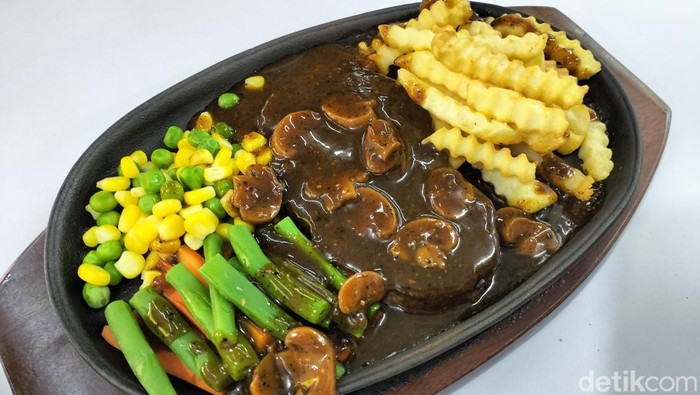 Sop buntut dan steak vegetarian di Kota Bandung.