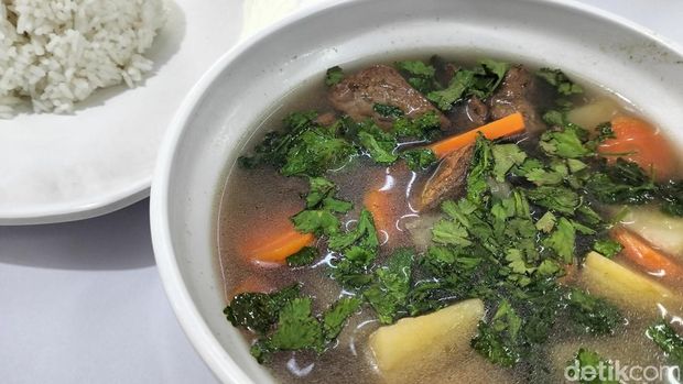 Sop buntut dan steak vegetarian di Kota Bandung.