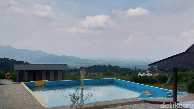 Suasana di Kolam Renang Side Land Kabupaten Kuningan.