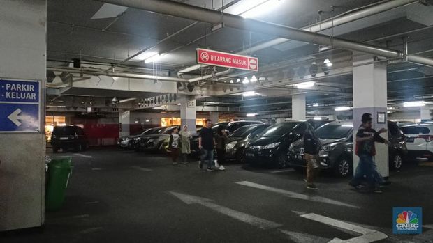Suasana pengunjung di Transmart Cempaka Putih, Jakarta, Sabtu (22/7/2023). (CNBC Indonesia/Ferry Sandi)