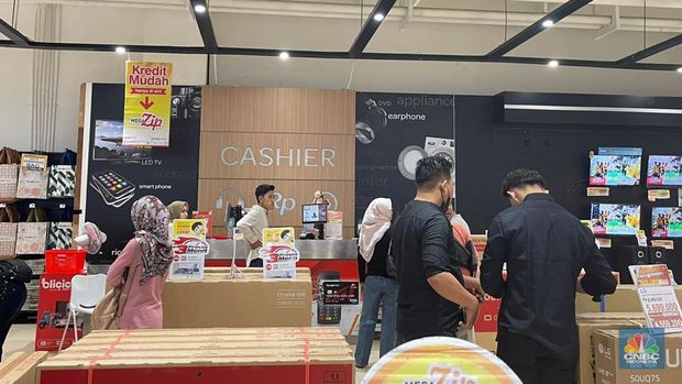 Suasana pengunjung di Transmart Graha Bintaro, Kota Tangerang Selatan, Banten, Sabtu (22/7/2023). (CNBC Indonesia/Teti Purwanti)