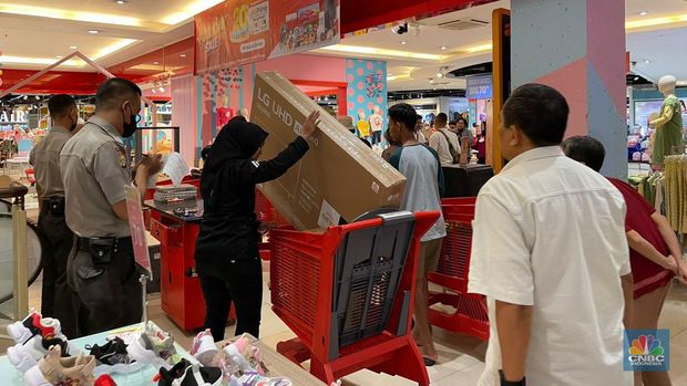 Suasana pengunjung membeli TV di Transmart Cempaka Putih, Jakarta, Sabtu (22/7/2023). (CNBC Indonesia/Shania Alatas)