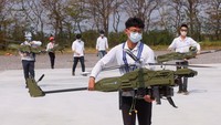 Anggota staf membawa kendaraan udara tak berawak Thunder Tiger Group selama demonstrasi di Pusat R&D Aplikasi Inovasi AI UAV Asia yang dipimpin pemerintah di Chiayi, Taiwan 30 Maret 2023.  