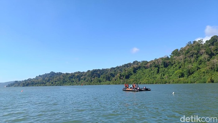 Tim Kopaska TNI AL menyisir titik koordinat ditemukannya ribuan amunisi yang diangkut dari kapal perang PD II di perairan Cilacap, Jumat (21/7/2023).