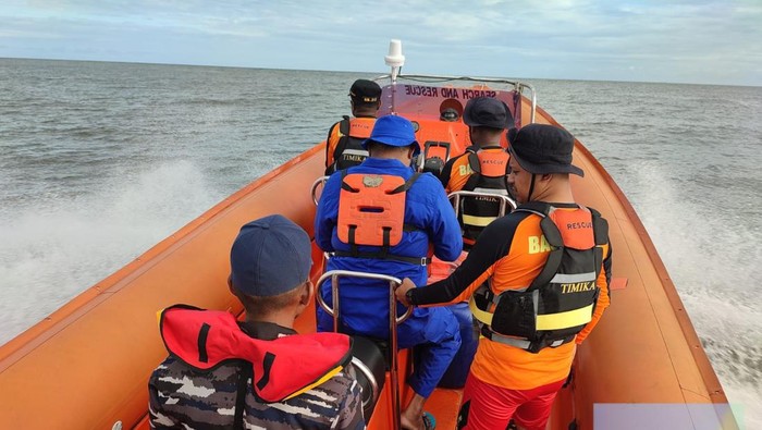 Tim SAR melakukan pencarian speedboat bawa 3 penumpang hilang kontak di Timika.