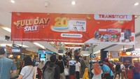 Selain itu, area kasir pun mulai dipenuhi antrean konsumen. Adapun dalam Transmart Full Day Sale kali ini, Transmart menawarkan berbagai promo menarik untuk produk-produk lainnya seperti sembako, produk rumah tangga, furnitur, kosmetik, elektronik, hingga fesyen item.Foto: Shafira Cendra Arini/detikcom