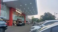 Terpantau di Transmart Cempaka Putih, Jakarta Pusat, Sabtu (22/7/2023), semakin sore gerai tersebut semakin ramai pengunjung. Parkiran depan gerai Transmart Cempaka Putih pun nampak penuh.