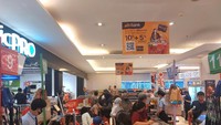 Promo gila-gilaan ini hanya berlangsung hari ini, Sabtu (22/7/2023), selama seharian penuh. Transmart Full Day Sale ini akan digelar mulai dari saat toko dibuka s.d pukul 22.00. Diskon tambahan 20% bisa didapatkan hanya dengan transaksi menggunakan kartu kredit Bank Mega, Bank Mega Syariah, dan Allo Prime. Transaksi hanya dapat menggunakan 1 metode transaksi.Foto: Shafira Cendra Arini/detikcom