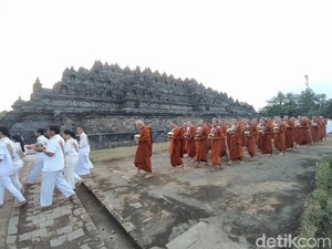 Ribuan Umat Buddha Arak-arakan dari Candi Mendut ke Borobudur Siang Ini