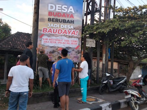 Warga di sekitar Tempat Pengolahan Sampah Terpadu (TPST) Kesiman Kertalangu, Denpasar, Bali, mengeluhkan bau busuk sampah lewat pemasangan baliho. (Foto: Istimewa)