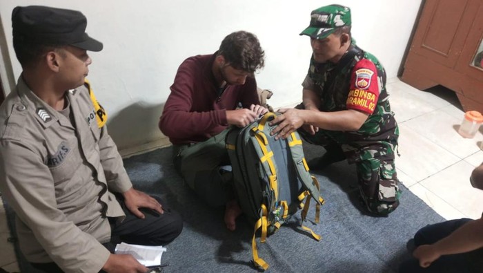 WNA asal Belgia naik motor nyasar di Banjarnegara saat akan wisata ke Dieng. Foto diunggah pada Sabtu (22/7/2023).