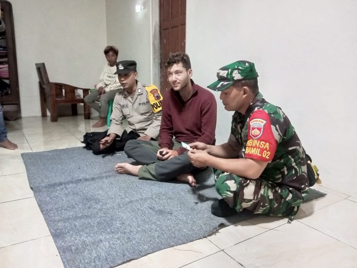 WNA asal Belgia naik motor nyasar di Banjarnegara saat akan wisata ke Dieng. Foto diunggah pada Sabtu (22/7/2023).