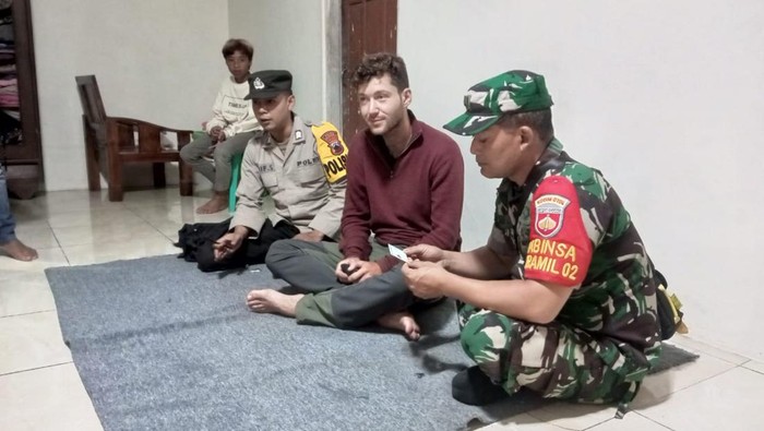 WNA asal Belgia naik motor nyasar di Banjarnegara saat akan wisata ke Dieng. Foto diunggah pada Sabtu (22/7/2023).