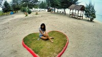 Spot foto yang ‘ngehits’ pada 2016 ini juga tertutup oleh pasir yang terdorong oleh ombak. (Foto: Deli/Dok. Pribadi; Nikita Rosa/detikedu)