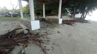 Tempat berkumpul warga dan wisatawan untuk duduk, kini tinggal sejengkal sebelum tersapu air laut.Kalau banjir sekali lagi ya kebawa ini, ujar Deli (34), salah satu warga, kepada detikEdu.(Foto: Nikita Rosa/detikedu)