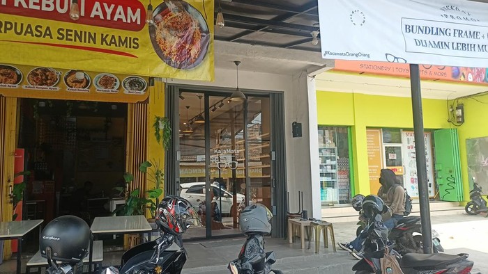 Adi, pegawai toko kacamata di Pamulang, Tangsel, yang dibobol maling