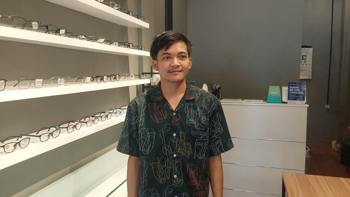 Adi, pegawai toko kacamata di Pamulang, Tangsel, yang dibobol maling