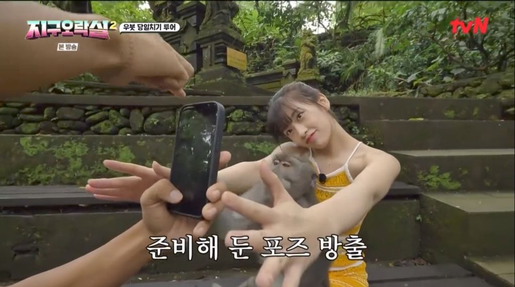 Ahn Yujin IVE foto bareng monyet di Ubud