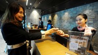 Seorang nasabah prioritas mengakses layanan QR Code di Saphire Plaza Premium Lounge di Terminal 3 Bandara Soekarno Hatta, Cengkareng, Minggu (23/7). PT Bank Tabungan Negara (Persero) Tbk. melalui layanan PLUS by BTN Prioritas menawarkan akses mudah dan praktis bagi para nasabah prioritas untuk dapat menikmati layanan airport lounge hanya melalui pindai QR code dan tanpa perlu menggesek kartu debit. 