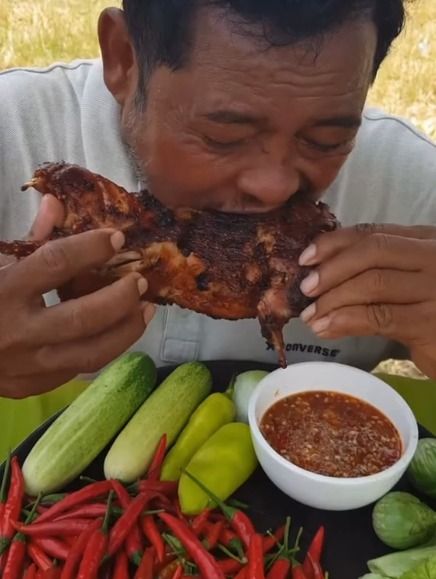 Ekstrem! TikToker Ini Ahlinya Makan Kepala dan Hewan Utuh