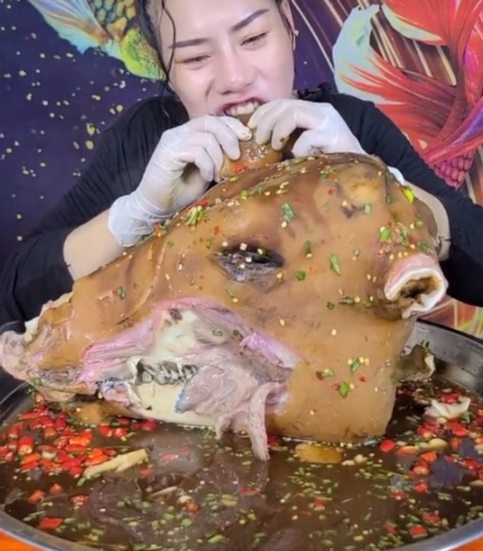 Ekstrem! TikToker Ini Ahlinya Makan Kepala dan Hewan Utuh