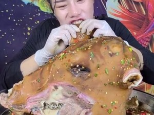 Ekstrem! TikToker Ini Ahlinya Makan Kepala dan Hewan Utuh