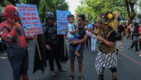 Relawan berkostum tokoh superhero membagikan bunga mawar kepada anak-anak saat kegiatan Hari Bebas Kendaraan Bermotor atau Car Free Day (CFD) di Solo, Jawa Tengah, Minggu (23/7/2023). ANTARAFOTO/Maulana Surya
