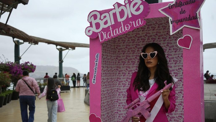 Dalam menyerukan pemilihan presiden di Oeru, seorang wanita melakukan aksi dengan mengenakan postum barbie. Ini foto-fotonya.