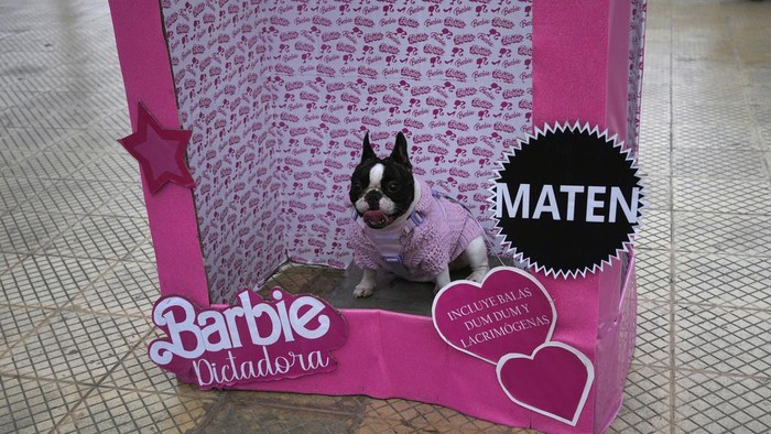 Dalam menyerukan pemilihan presiden di Oeru, seorang wanita melakukan aksi dengan mengenakan postum barbie. Ini foto-fotonya.