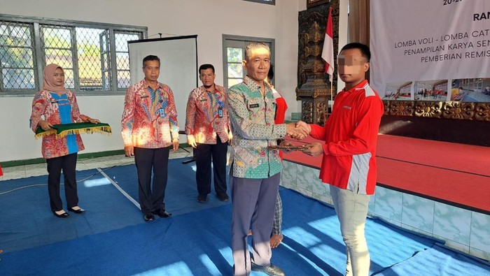Anak berhadapan dengan hukum yang mendapatkan remisi khusus Hari Anak Nasional.
