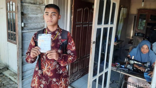 Anak juru parkir di Tuban yang dinyatakan lolos Seleksi Calon Bintara Polri.