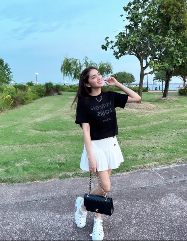 Memiliki bentuk tubuh ideal, tak heran membuat Angel Karamoy terlihat seperti ABG. Ia juga sering memasang foto berwajah ceria. Foto: Dok. Instagram @realangelkaramoy