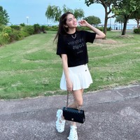 Memiliki bentuk tubuh ideal, tak heran membuat Angel Karamoy terlihat seperti ABG. Ia juga sering memasang foto berwajah ceria. Foto: Dok. Instagram @realangelkaramoy