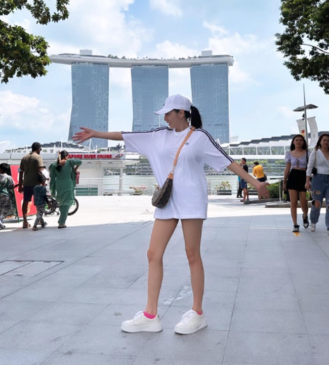 Baru-baru ini, Angel Karamoy berpergian ke Singapura. Penampilannya saat liburan membuat Angel Karamoy semakin terlihat muda dengan menggunakan sneakers. Foto: Dok. Instagram @realangelkaramoy