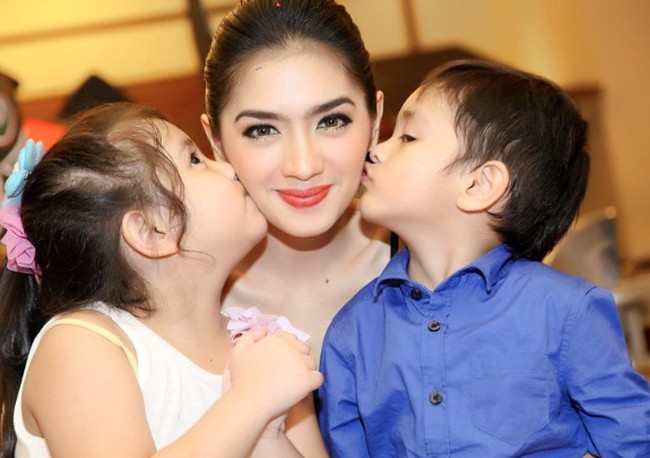 Meski terlihat seperti ABG, Angel Karamoy sudah menjadi ibu dua orang anak. Foto: Dok. Instagram @realangelkaramoy
