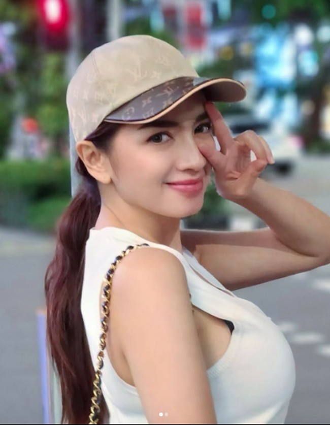 Belakangan ini, Angel Karamoy digosipkan dengan Boris Bokir. Namun ia menepis gosip itu.  Foto: Dok. Instagram @realangelkaramoy