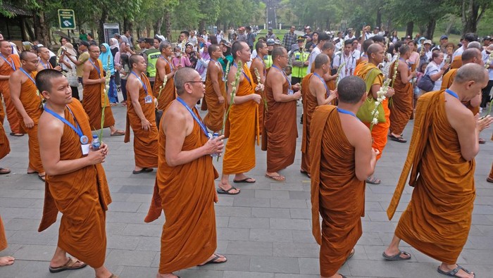 Arak-arakan Asalha Mahapuja 2023 di Borobudur Umat Buddha mengikuti arak-arakan Bakti Yatra atau berjalan kaki saat prosesi Asalha Mahapuja 2567 tahun 2023 di Borobudur, Magelang, Jawa Tengah, Minggu (23/7/2023). Ritual Bakti Yatra dari Candi Mendut menuju Candi Borobudur diikuti sekitar 5.000 Umat Buddha dari DIY dan Jawa Tengah serta perwakilan-perwakilan Umat Buddha dari seluruh Indonesia. ANTARA FOTO/Anis Efizudin/nz